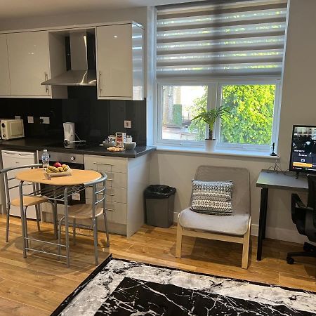 Mj Serviced Apartment Up To 6 Guest - Luxurious Living In West London Next To Tube Station & Central London Hanwell Εξωτερικό φωτογραφία