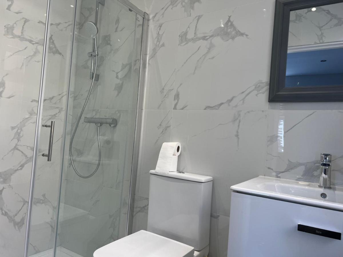 Mj Serviced Apartment Up To 6 Guest - Luxurious Living In West London Next To Tube Station & Central London Hanwell Εξωτερικό φωτογραφία